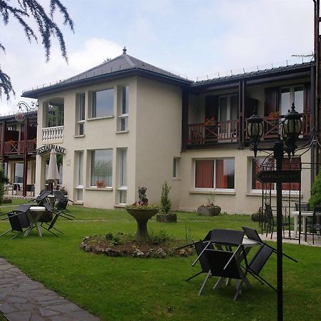 Hostellerie Saint Clement Vic sur Cere Bagian luar foto