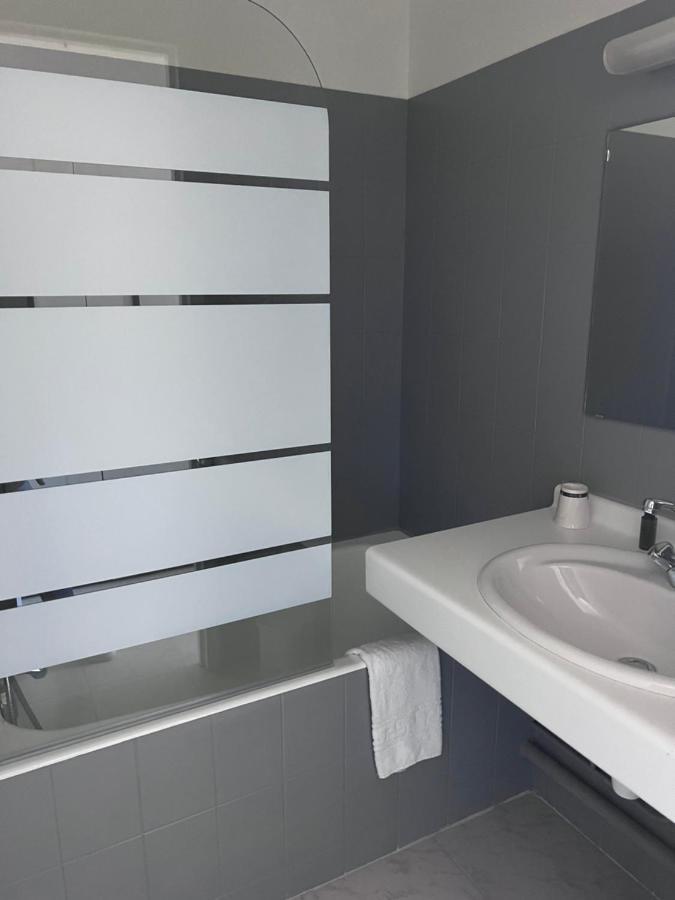Hostellerie Saint Clement Vic sur Cere Bagian luar foto