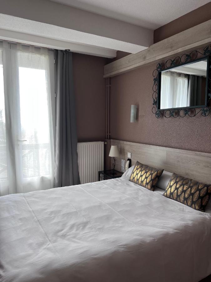 Hostellerie Saint Clement Vic sur Cere Bagian luar foto