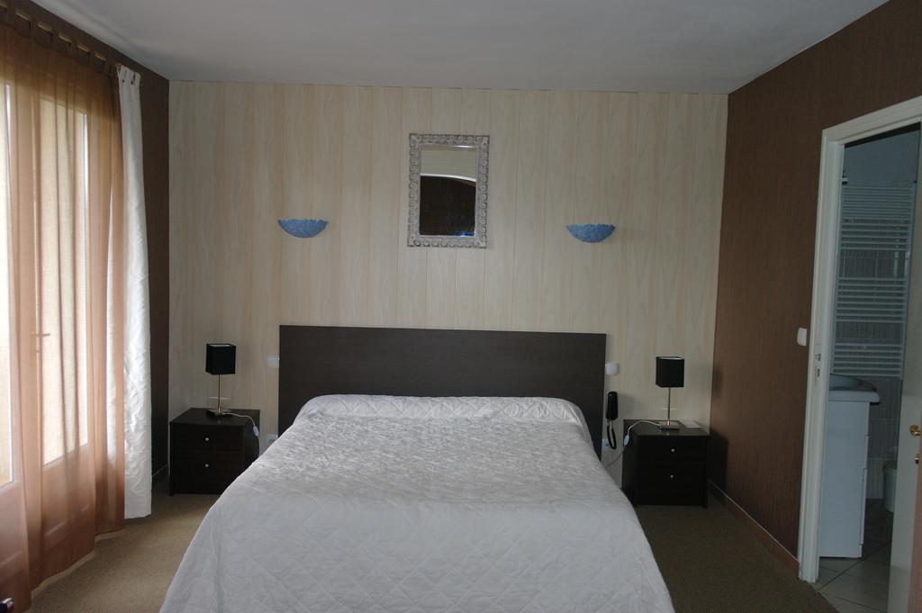 Hostellerie Saint Clement Vic sur Cere Bagian luar foto