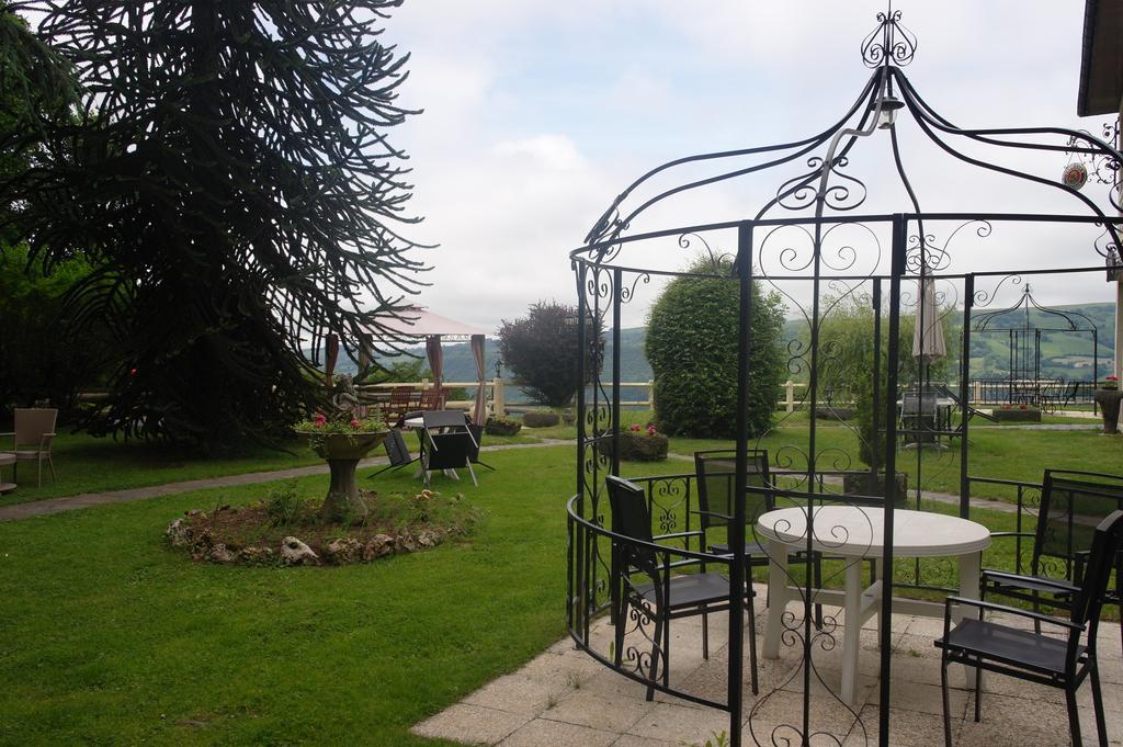 Hostellerie Saint Clement Vic sur Cere Bagian luar foto