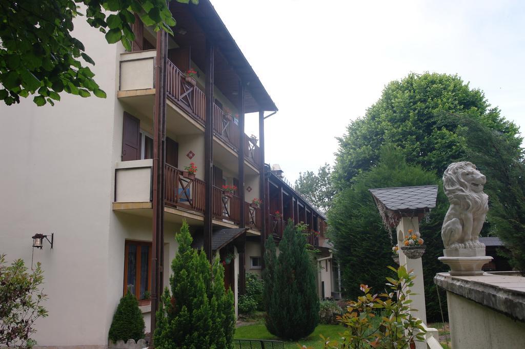 Hostellerie Saint Clement Vic sur Cere Bagian luar foto