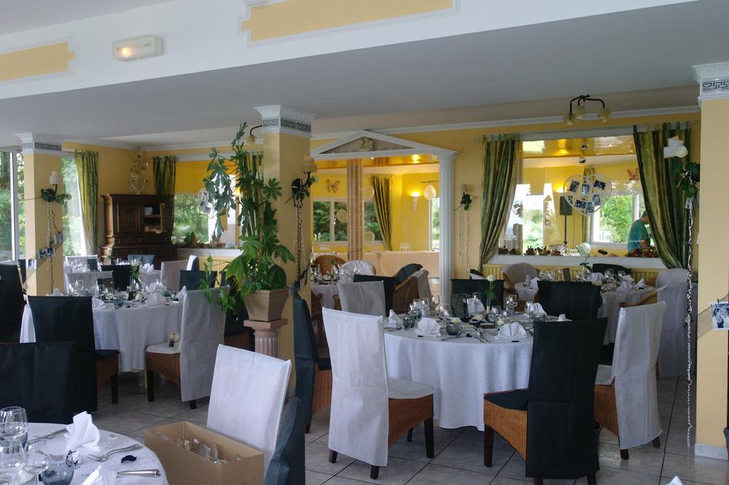 Hostellerie Saint Clement Vic sur Cere Bagian luar foto