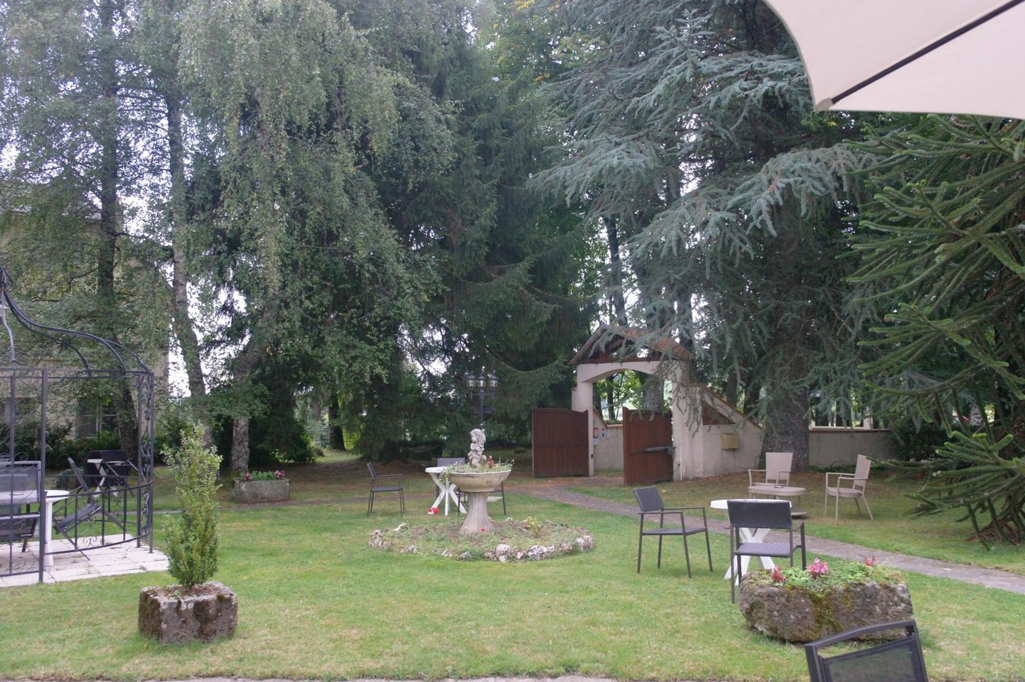 Hostellerie Saint Clement Vic sur Cere Bagian luar foto