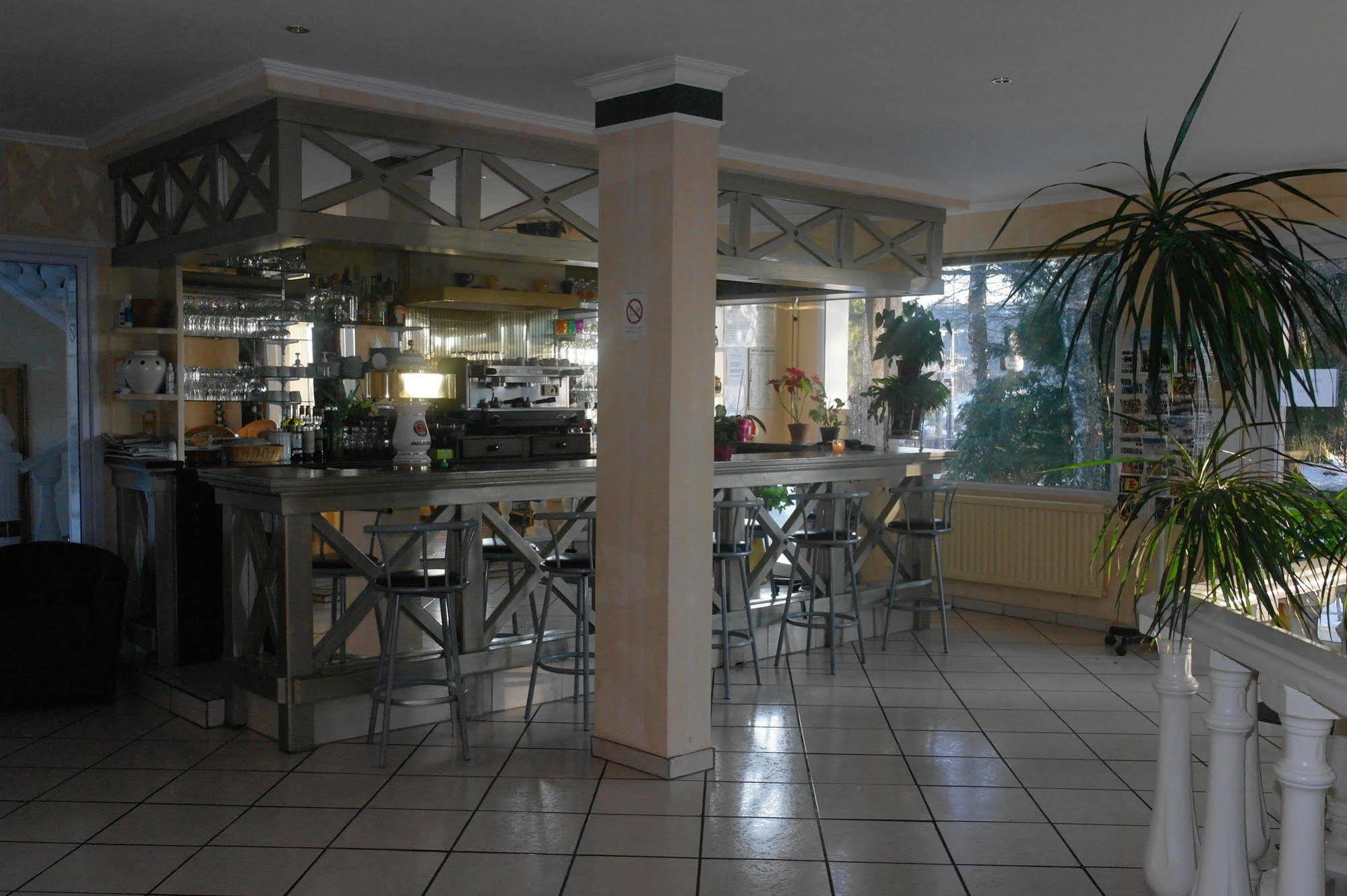 Hostellerie Saint Clement Vic sur Cere Bagian luar foto