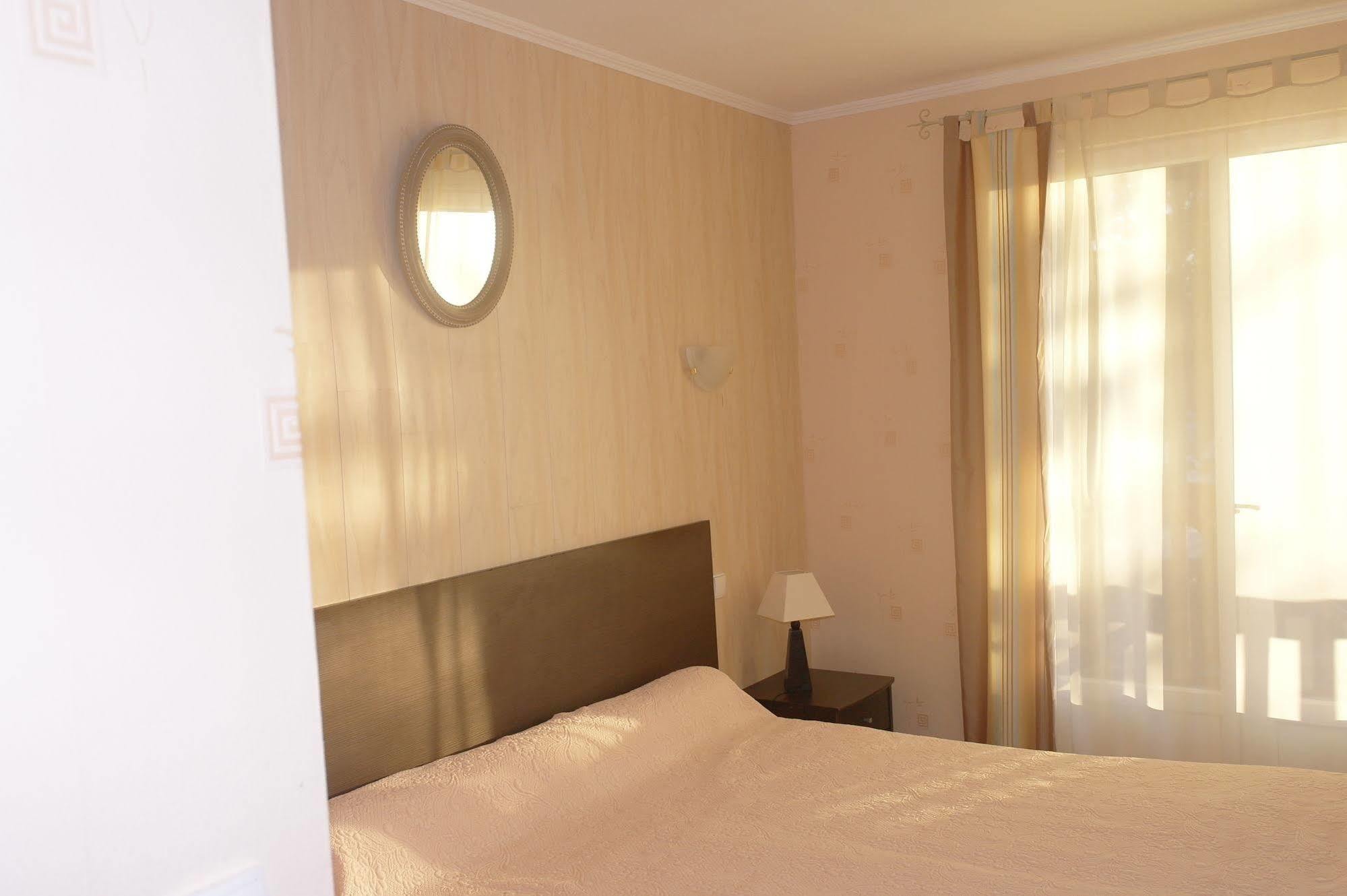 Hostellerie Saint Clement Vic sur Cere Bagian luar foto