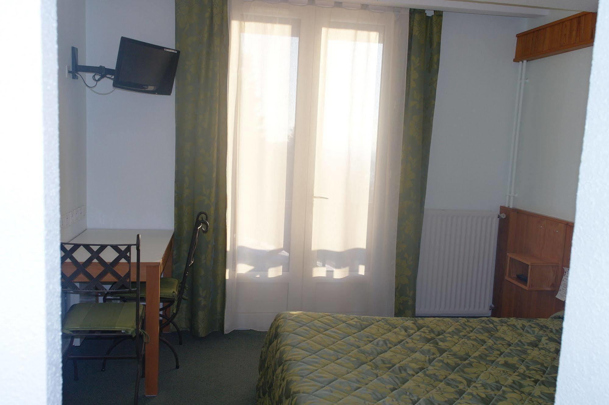 Hostellerie Saint Clement Vic sur Cere Bagian luar foto