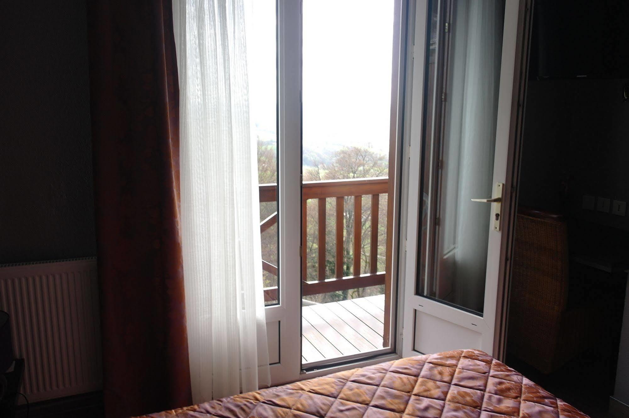 Hostellerie Saint Clement Vic sur Cere Bagian luar foto