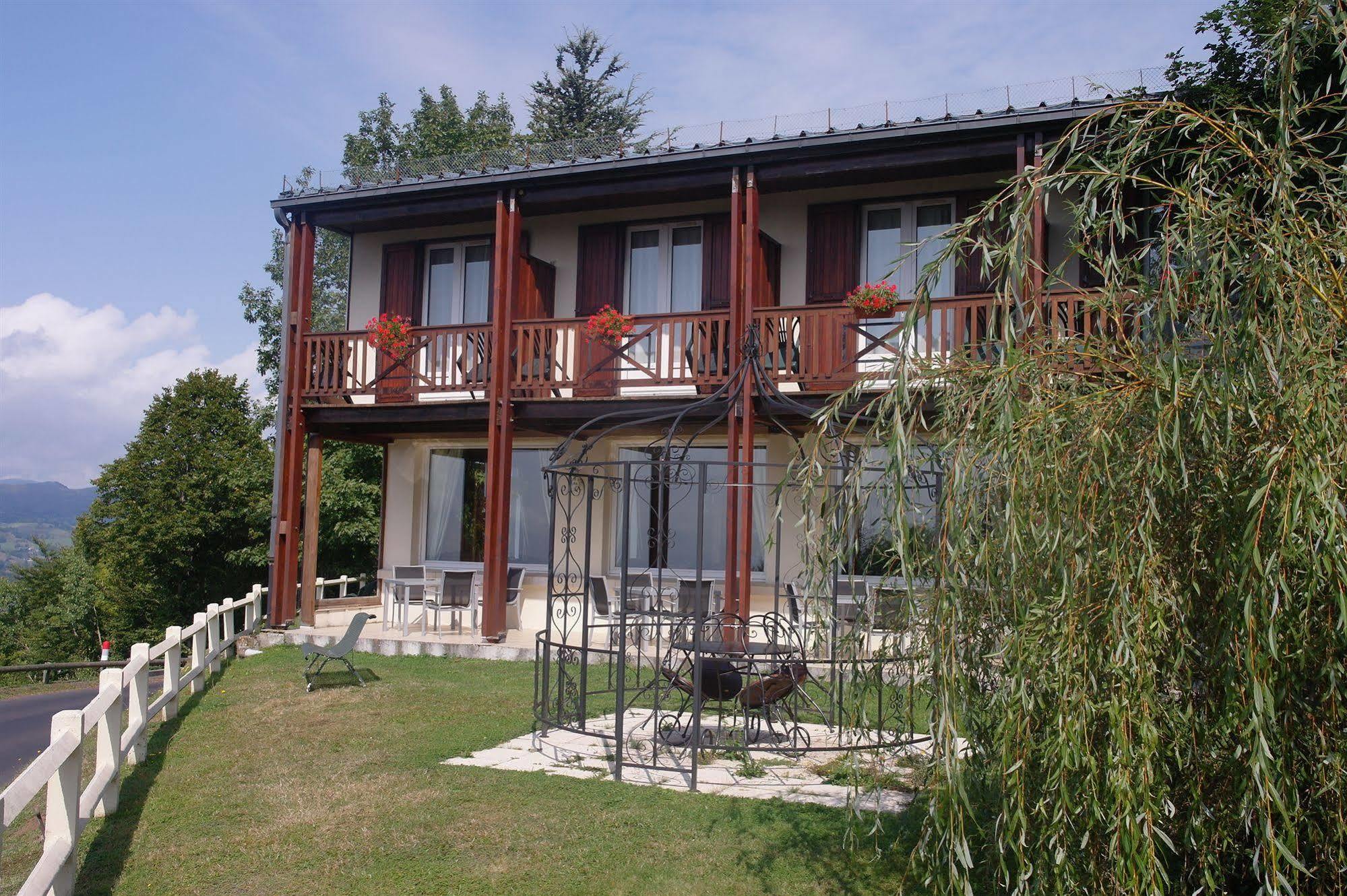 Hostellerie Saint Clement Vic sur Cere Bagian luar foto