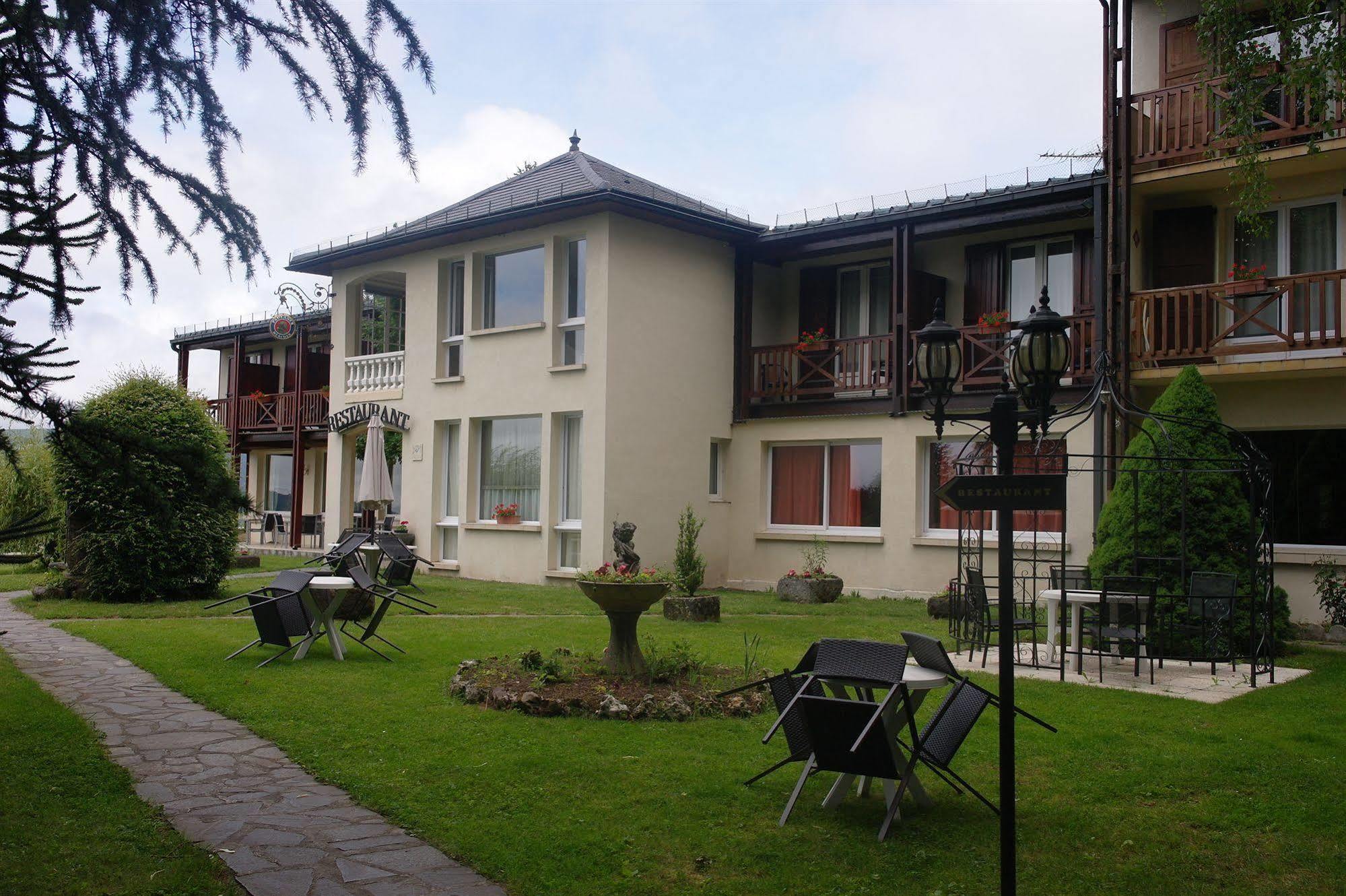 Hostellerie Saint Clement Vic sur Cere Bagian luar foto