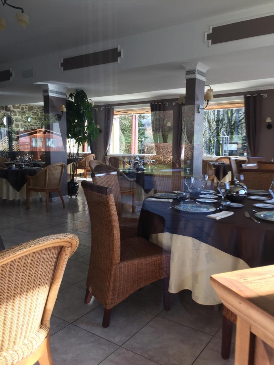 Hostellerie Saint Clement Vic sur Cere Bagian luar foto